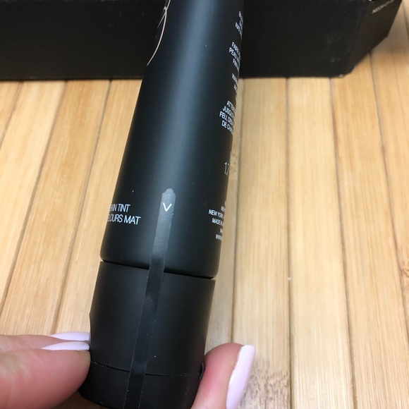 NARS velvet matte skin tint. Med/dark2 - Picture 3 of 5
